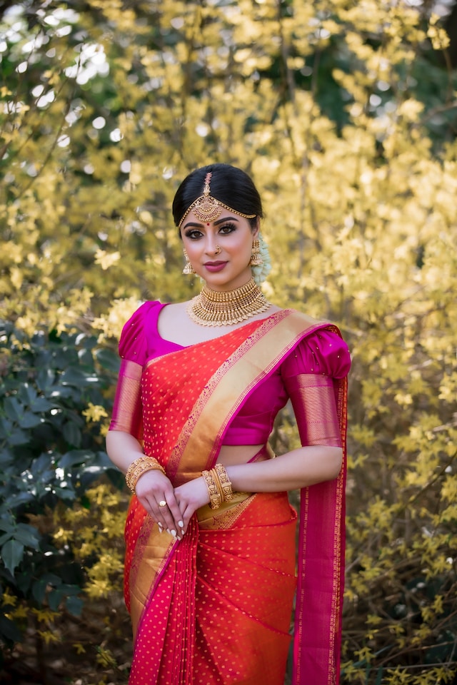 saree poses for girls 15