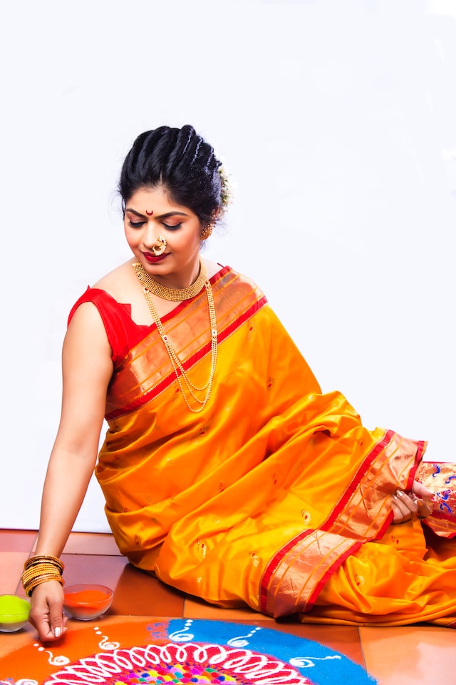 saree poses for girls