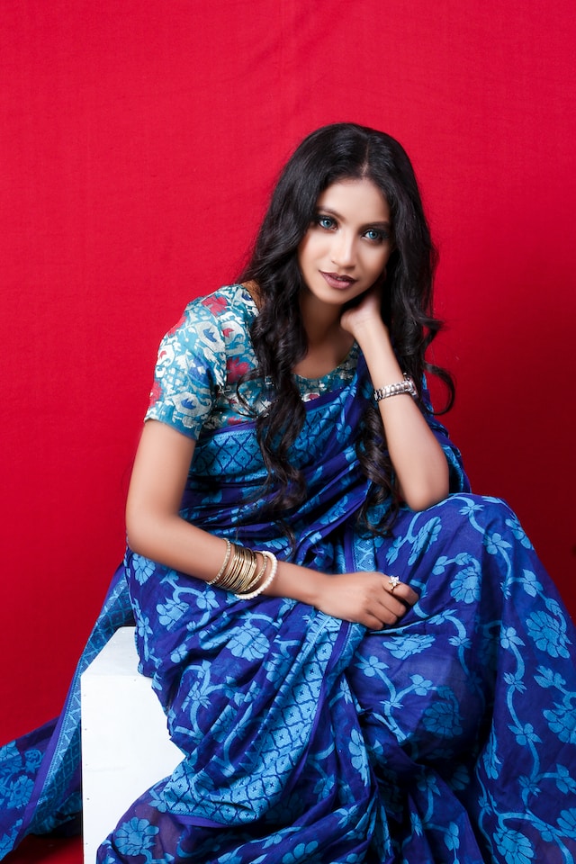 TAKCreation - Simple saree poses photography with Chaaru... | Facebook