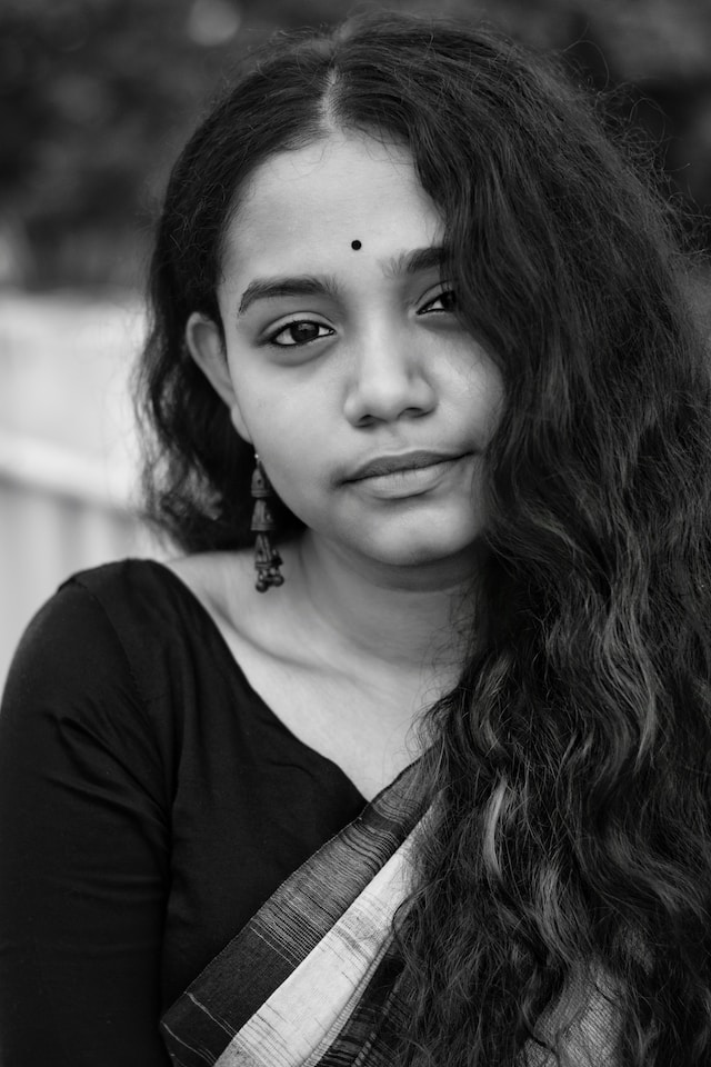 black and white saree poses