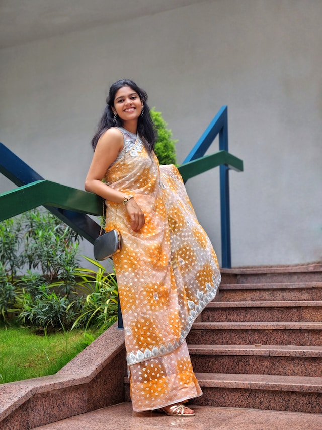 cheerful saree poses