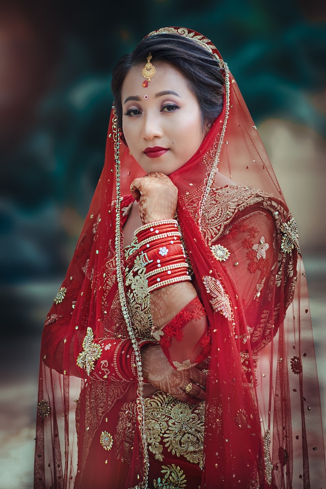 classic bridal saree pose