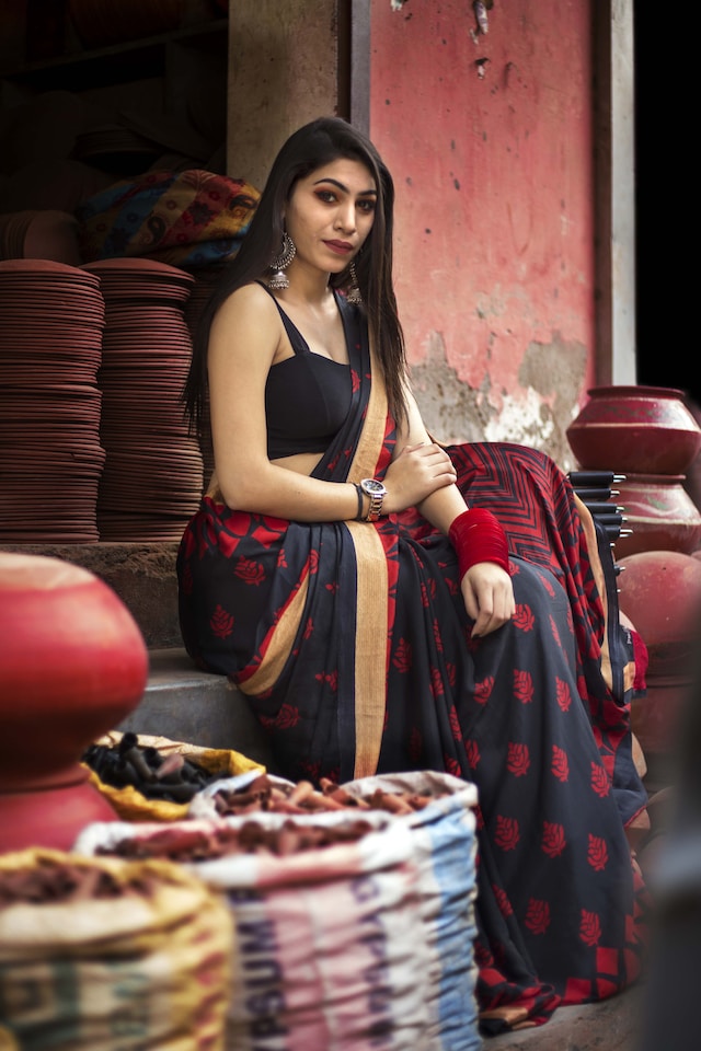 elegant sitting saree poses for girls