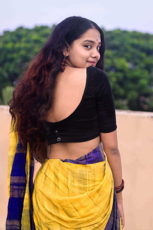 look-back saree pose