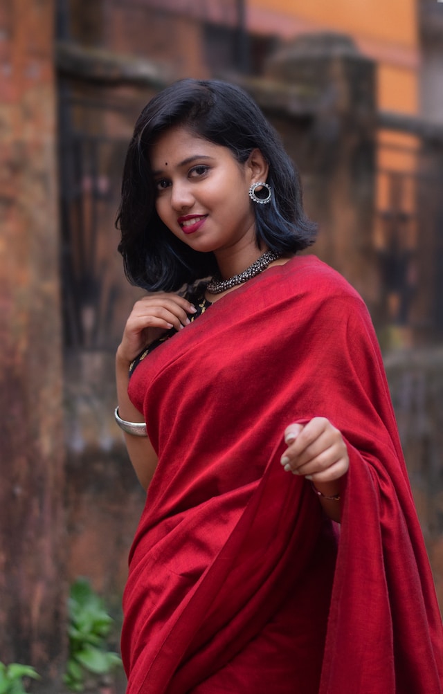 Elegance in Every Drape: 20 Mesmerizing Photoshoot Poses for Girls in Saree-tmf.edu.vn