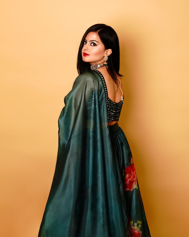 over-the-shoulder saree poses