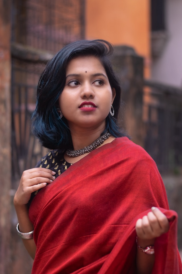 versatile saree poses for girls